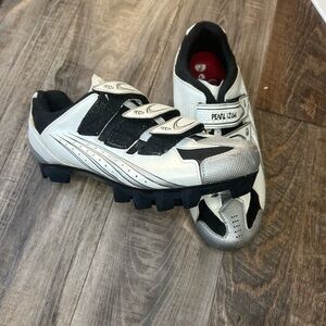 Pearl Izumi Black White and Silver Cycling Shoes women’s size 41